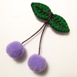 フェルトと刺繍のヘアピン　ポンポンさくらんぼ　薄紫　(ブローチ変更可) 1枚目の画像