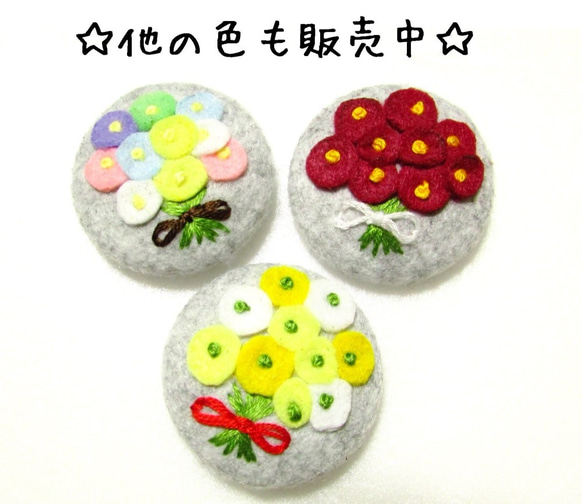 フェルトｘくるみボタン　真ん丸花束の刺繍ブローチ　(春色パステルミックス) 4枚目の画像