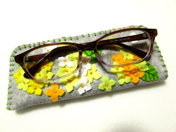 フェルトと刺繍の眼鏡ケース　紫陽花(黄色) 2枚目の画像