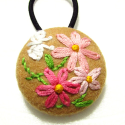くるみボタンと刺繍のヘアゴム　ピンクの花と白い蝶 1枚目の画像