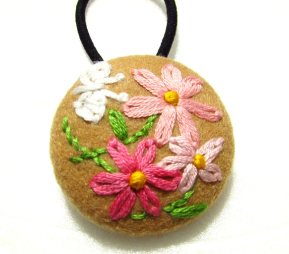 くるみボタンと刺繍のヘアゴム　ピンクの花と白い蝶 1枚目の画像