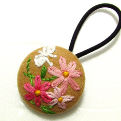 くるみボタンと刺繍のヘアゴム　ピンクの花と白い蝶 2枚目の画像