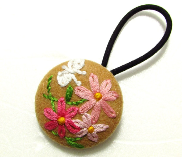 くるみボタンと刺繍のヘアゴム　ピンクの花と白い蝶 2枚目の画像
