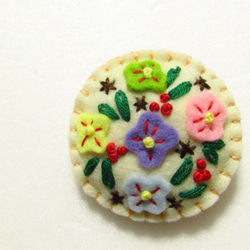 フェルトの刺繍ブローチ　花と木の実（アイボリー） 1枚目の画像