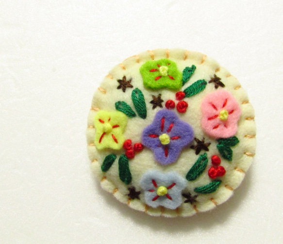 フェルトの刺繍ブローチ　花と木の実（アイボリー） 1枚目の画像