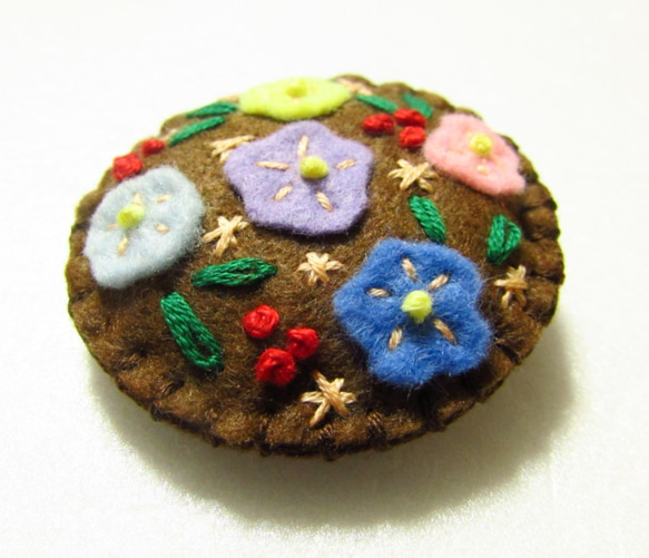 フェルトの刺繍ブローチ　花と木の実（茶） 2枚目の画像
