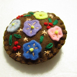 フェルトの刺繍ブローチ　花と木の実（茶） 3枚目の画像