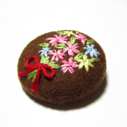 くるみボタンの花束刺繍ブローチ（茶） 2枚目の画像