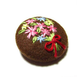 くるみボタンの花束刺繍ブローチ（茶） 3枚目の画像