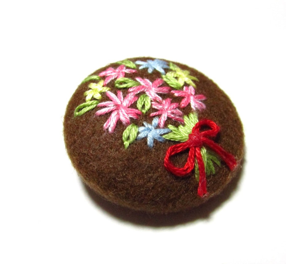 くるみボタンの花束刺繍ブローチ（茶） 3枚目の画像