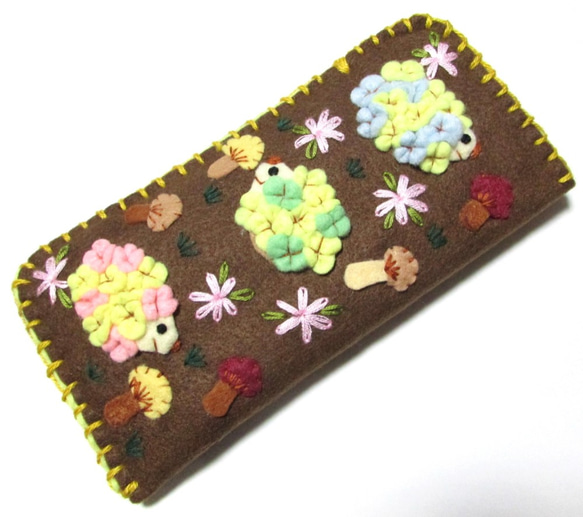 フェルトの眼鏡ケース　お花たっぷりハリネズミ　茸と花刺繍入り 2枚目の画像