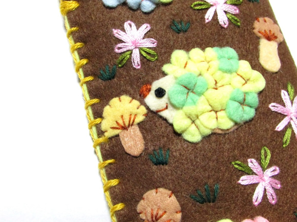 フェルトの眼鏡ケース　お花たっぷりハリネズミ　茸と花刺繍入り 5枚目の画像