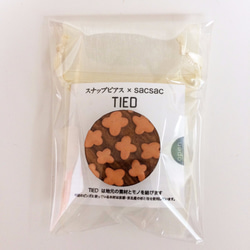 TIED＊お花畑＊四角＊金具ｱﾝﾃｨｰｸｺﾞｰﾙﾄﾞ＊ブローチとスナップの進化形　どこにでも着脱できる『スナップピアス』 6枚目の画像