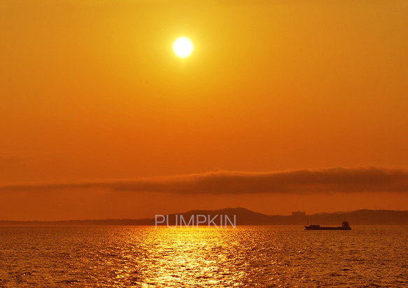 紅に染まる　　PH-A4-01     写真　夕日　タンカー　船　　　 1枚目の画像