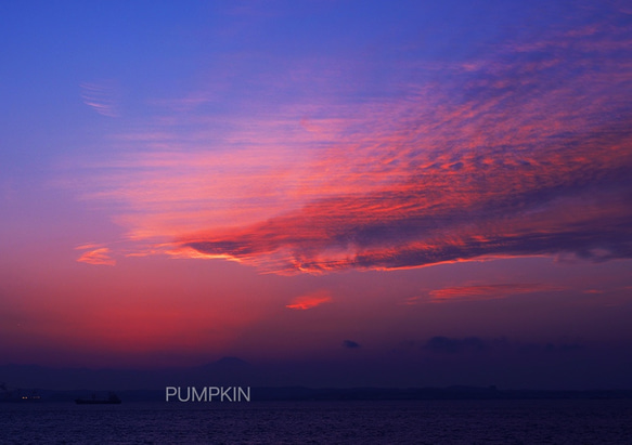 夕焼け雲 　PH-A4-088   浦賀水道　東京湾　夕陽　夕焼け　茜雲　富士山 1枚目の画像