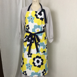 お料理が楽しくなる北欧風 レッド花柄とイエロー花柄 エプロン