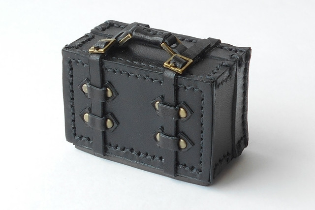 マグネット“謎の黒づくめのぷちトランク”