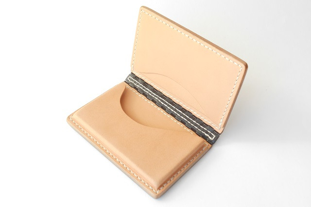 レザー蝶番の名刺入れ Black × Natural