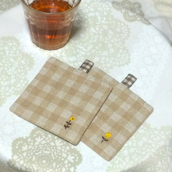 リバーシブルコースター　パッチワーク/ドット柄BE/2枚セット刺繍A＜リネン×コットン＞ 2枚目の画像