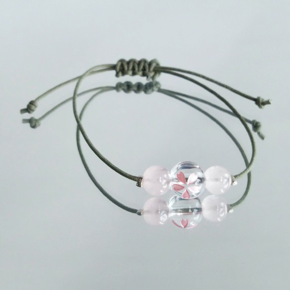 桜彫り水晶コードブレスレット ローズクォーツ（緑紐） 1枚目の画像