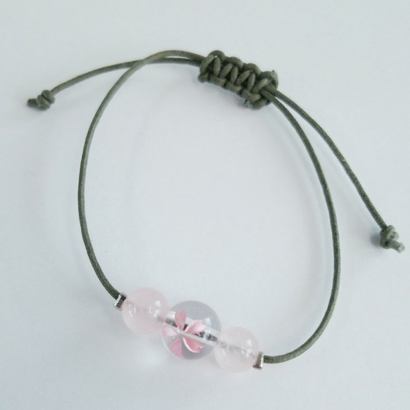 桜彫り水晶コードブレスレット ローズクォーツ（緑紐） 2枚目の画像