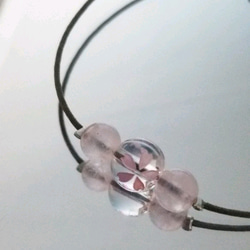 桜彫り水晶コードブレスレット ローズクォーツ（緑紐） 3枚目の画像