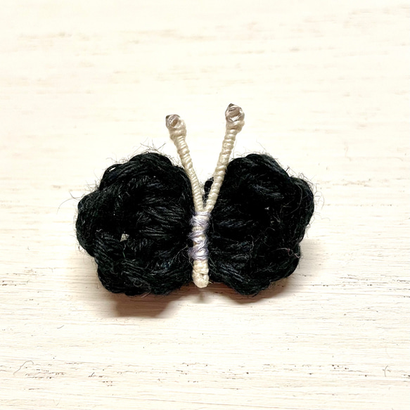 黒色の『ちょうちょ』〜リネン糸で編んだブローチ 1枚目の画像