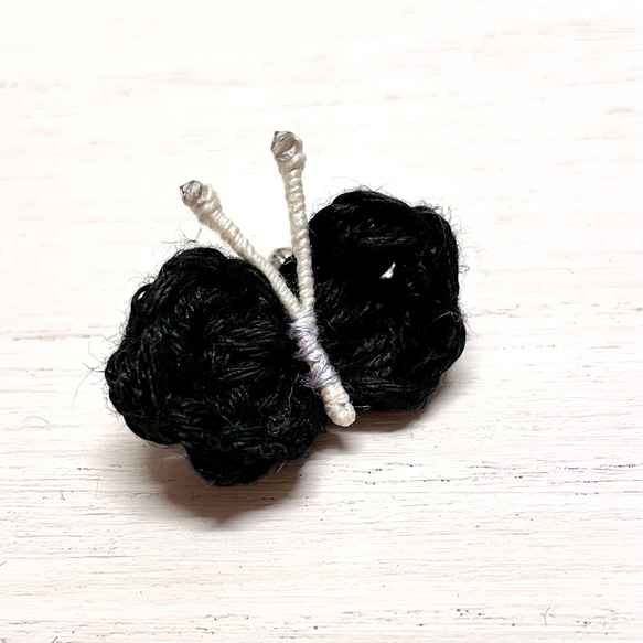 黒色の『ちょうちょ』〜リネン糸で編んだブローチ 2枚目の画像
