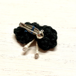 黒色の『ちょうちょ』〜リネン糸で編んだブローチ 4枚目の画像