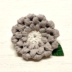 グレー色の『まあるいお花』(大) 〜リネン糸で編んだブローチ 1枚目の画像