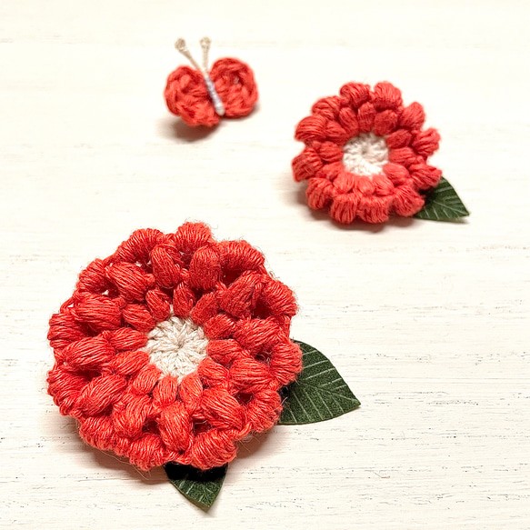 赤色の『まあるいお花』(大) 〜リネン糸で編んだブローチ 4枚目の画像