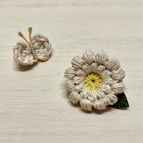 白色の『まあるいお花』(小) 〜リネン糸で編んだブローチ 4枚目の画像