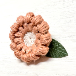 ピンク色の『まあるいお花』(小) 〜リネン糸で編んだブローチ 2枚目の画像
