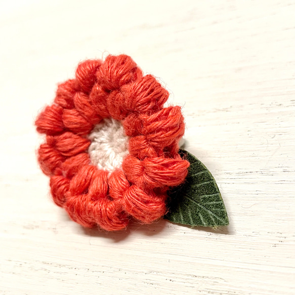 赤色の『まあるいお花』(小) 〜リネン糸で編んだブローチ 2枚目の画像