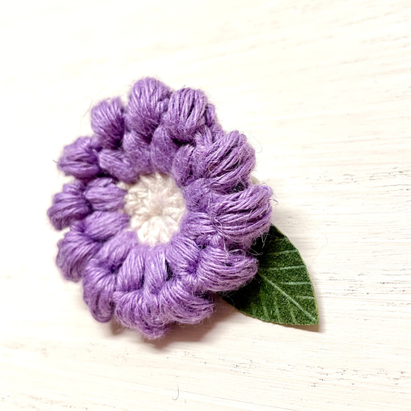 ラベンダー色の『まあるいお花』(小) 〜リネン糸で編んだブローチ 2枚目の画像