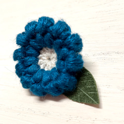 青色の『まあるいお花』(小) 〜リネン糸で編んだブローチ 2枚目の画像