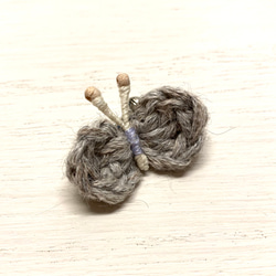 MIXグレー色の『ちょうちょ』〜春夏糸で編んだブローチ 2枚目の画像