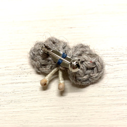 MIXグレー色の『ちょうちょ』〜春夏糸で編んだブローチ 4枚目の画像