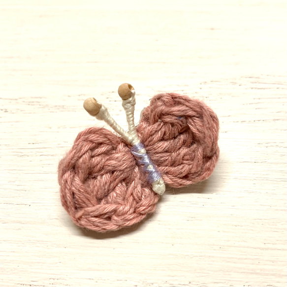 くすみピンク色の『ちょうちょ』〜春夏糸で編んだブローチ 2枚目の画像