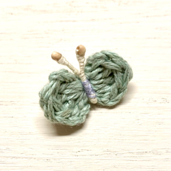 くすみブルー色の『ちょうちょ』〜春夏糸で編んだブローチ 2枚目の画像