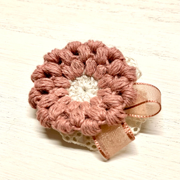 くすみピンク色の『まあるいお花』+レース(大) 〜春夏糸で編んだブローチ 2枚目の画像
