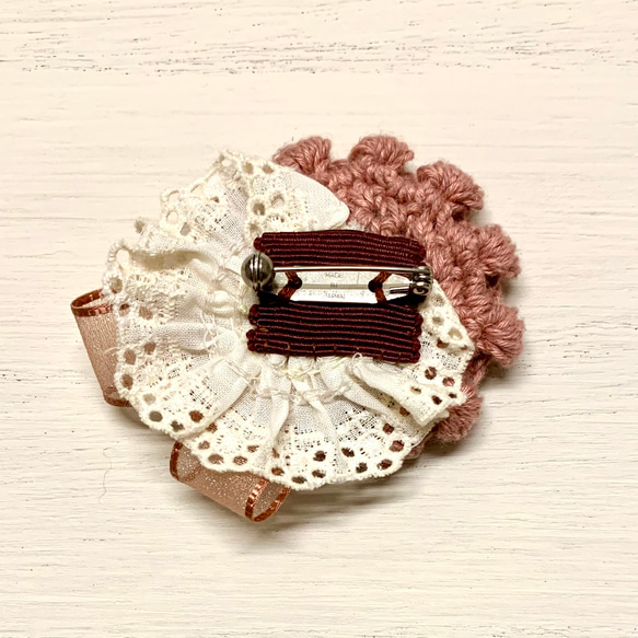 くすみピンク色の『まあるいお花』+レース(大) 〜春夏糸で編んだブローチ 3枚目の画像