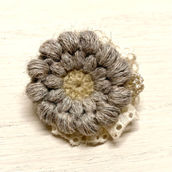 MIXグレー色の『まあるいお花』+レース(小) 〜春夏糸で編んだブローチ 1枚目の画像