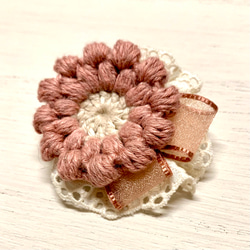 くすみピンク色の『まあるいお花』+レース(小) 〜春夏糸で編んだブローチ 2枚目の画像
