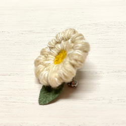 生成り色の『まあるい お花』(小)  〜 毛糸のブローチ 2枚目の画像