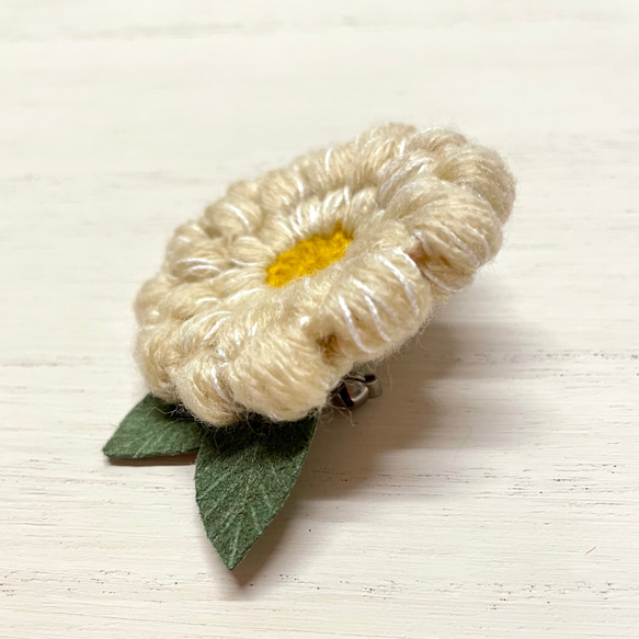 生成り色の『まあるい お花』(大)  〜 毛糸のブローチ 2枚目の画像