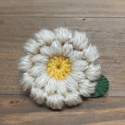 生成り色のお花が咲きました小さな毛糸のブローチ(クリーム色・ベージュ色) 1枚目の画像
