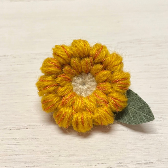 黄色の『まあるい お花』(小)  〜 毛糸のブローチ 1枚目の画像
