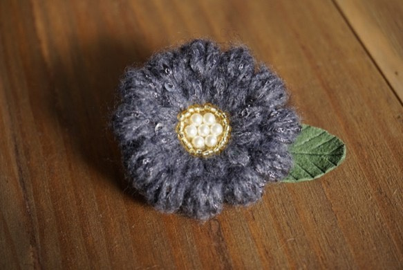 キラキラ⭐️紫色のお花が咲きました！小さな毛糸のブローチ 1枚目の画像
