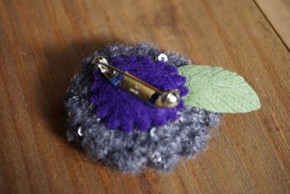 キラキラ⭐️紫色のお花が咲きました！小さな毛糸のブローチ 2枚目の画像